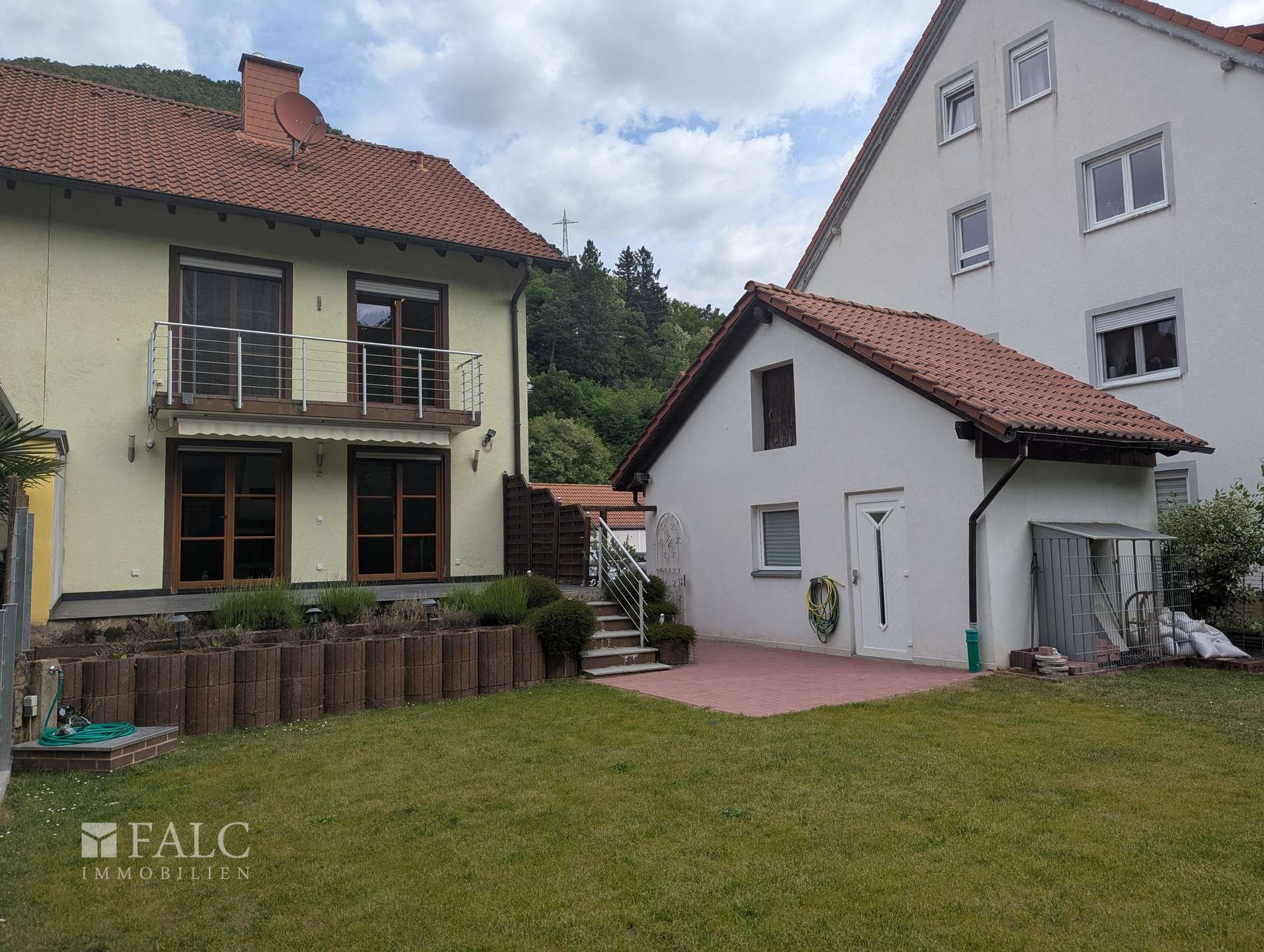 Gartenansicht mit Garage I
